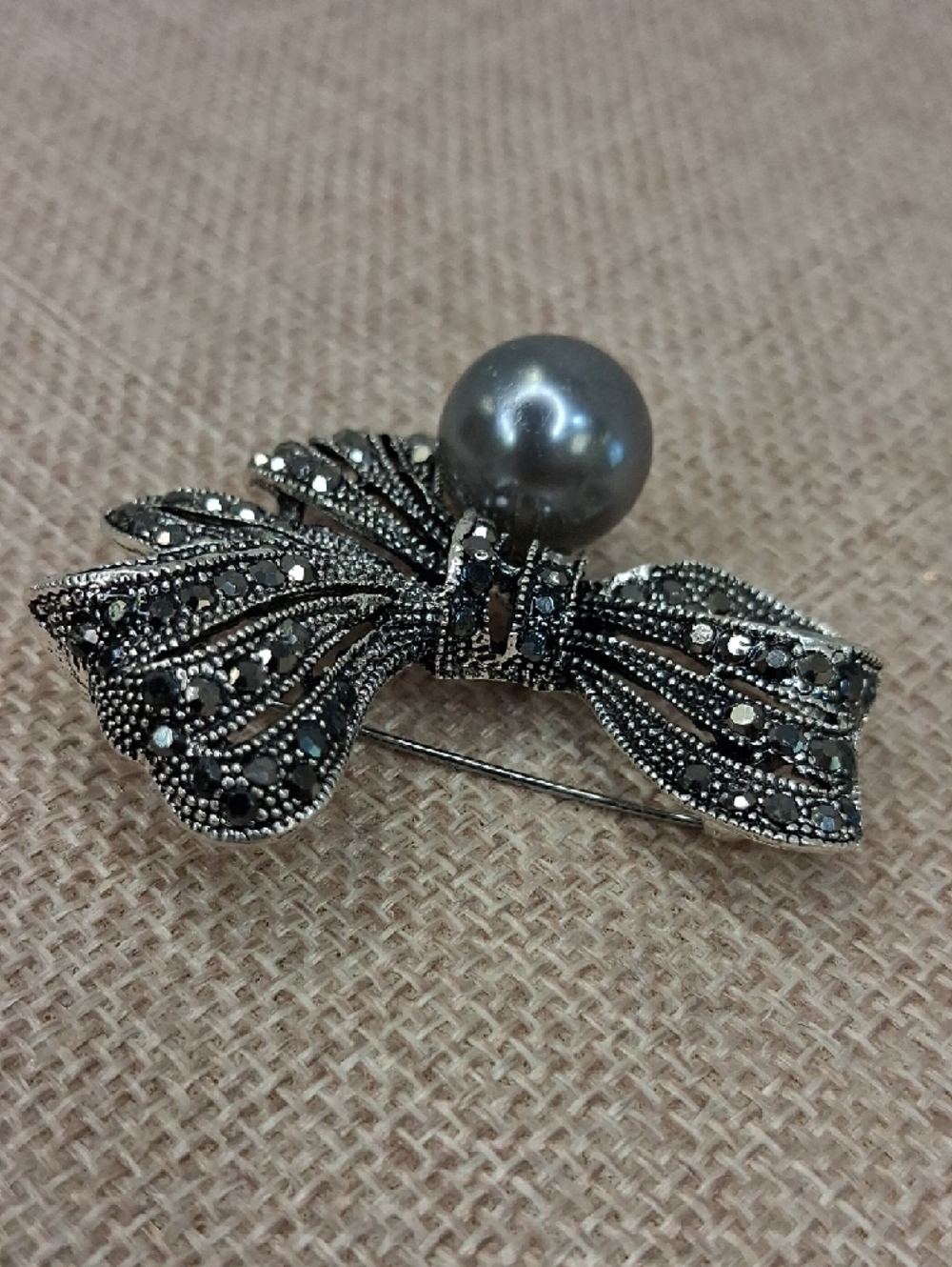 Silver Tone Bow Pearl Rhinestone Brooch Gray Faux Pearl Statement Pin One Size - Picture 3 of 6